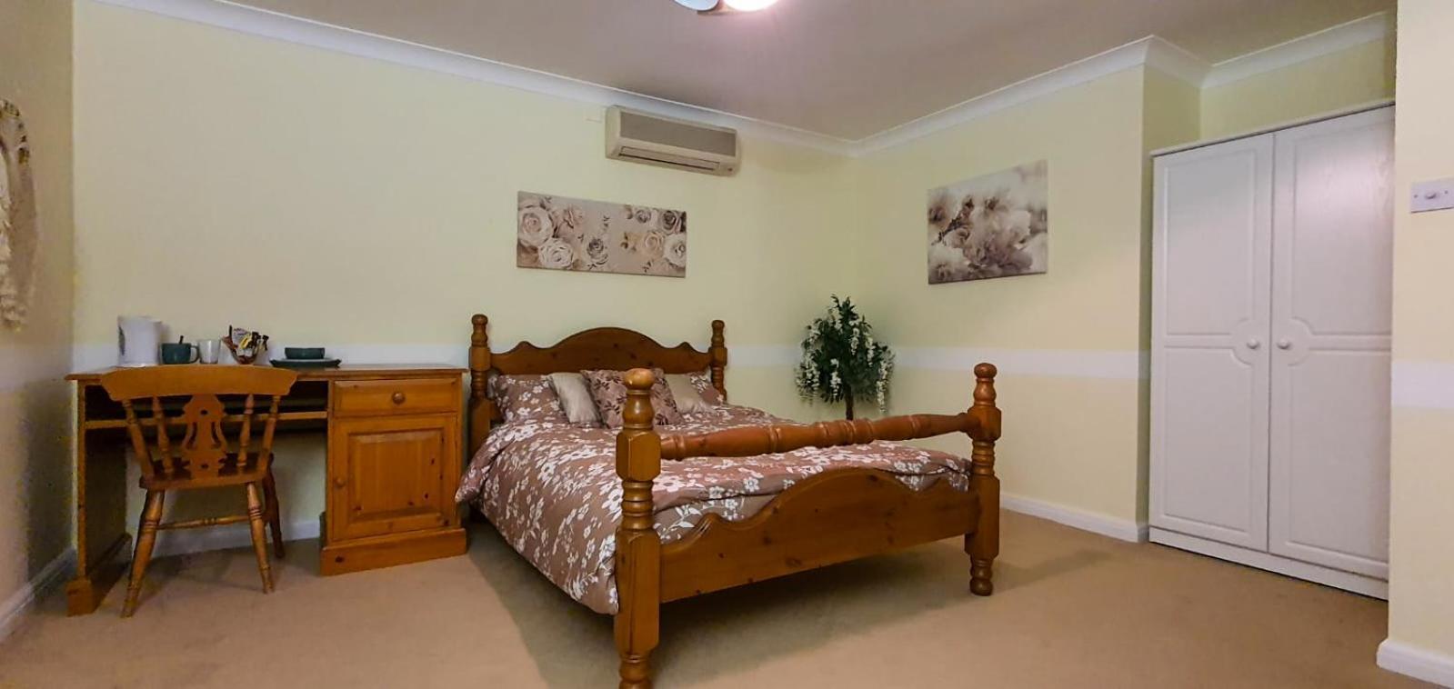 Old Slade Cottage - Train To London 30Mins, Heathrow 15Mins Away,Free Parking - En-Suit Rooms West Drayton  Bagian luar foto