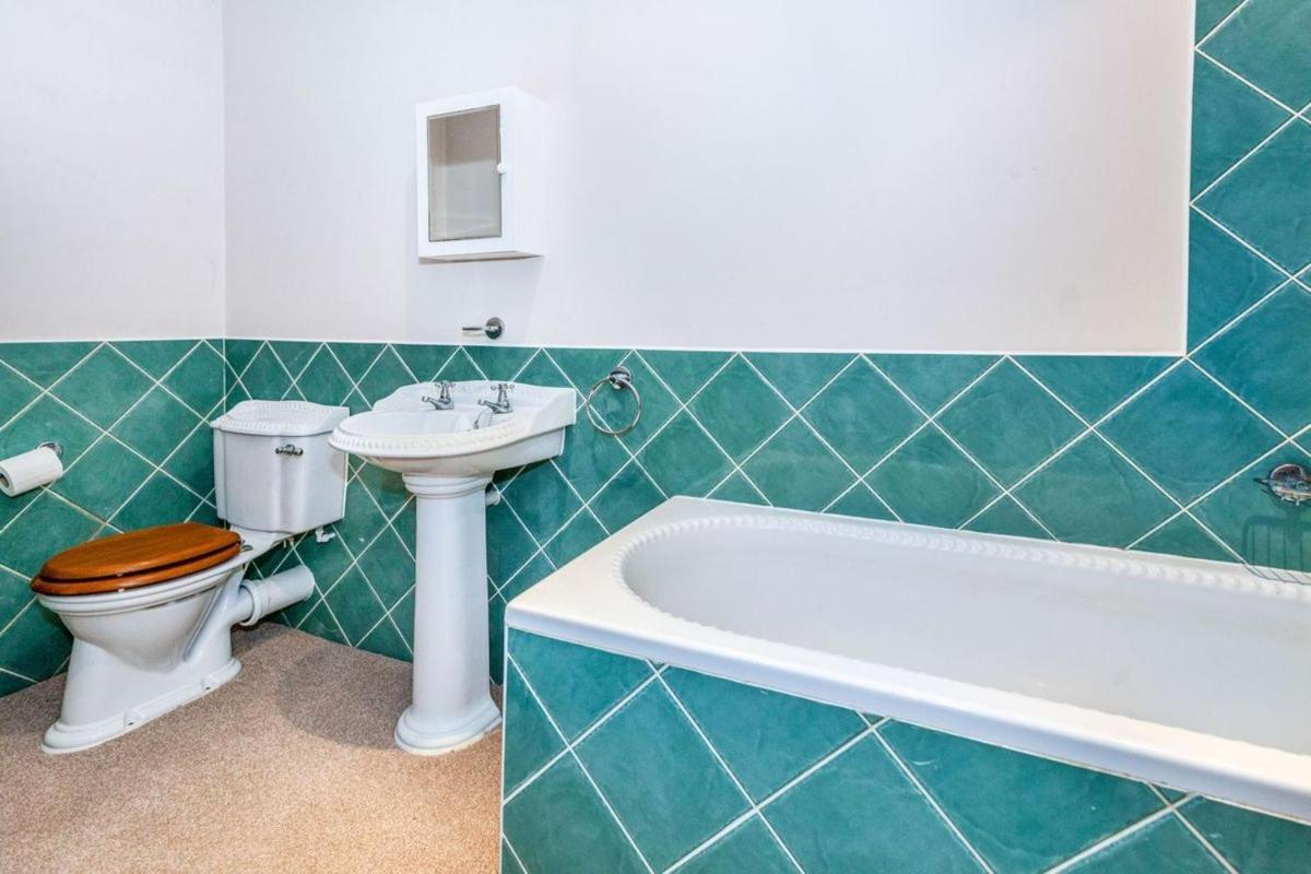 Old Slade Cottage - Train To London 30Mins, Heathrow 15Mins Away,Free Parking - En-Suit Rooms West Drayton  Bagian luar foto